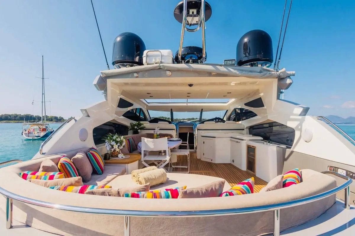 Sunseeker Predator 68, pont principal — Saint Tropez Yacht Rental, Saint-Tropez. Sunseeker Predator 68 — 20m