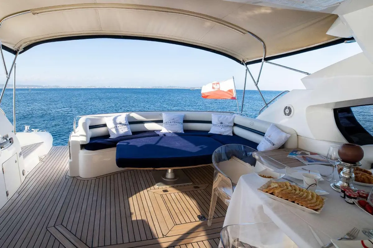 Sunseeker Predator 68, pont arrière — Saint Tropez Yacht Rental, Saint-Tropez. Sunseeker Predator 68 — 20m