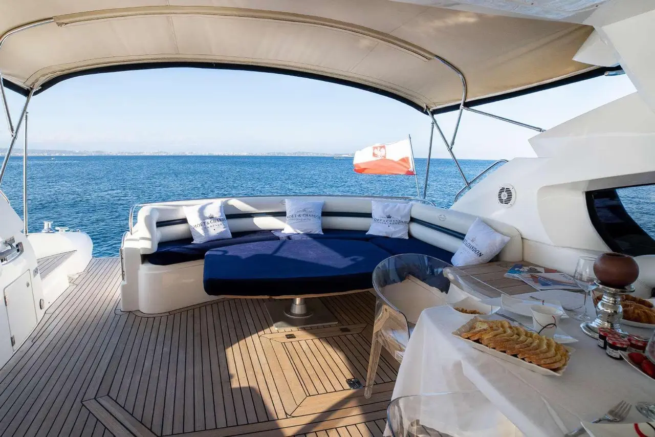 Sunseeker Predator 68, pont arrière — Saint Tropez Yacht Rental, Saint-Tropez. Sunseeker Predator 68 — 20m