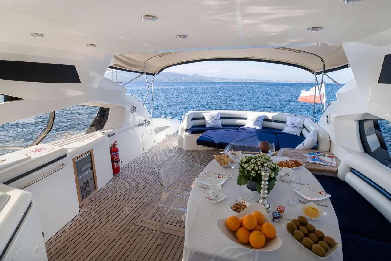 Sunseeker Predator 68, salon — Saint Tropez Yacht Rental, Saint-Tropez. Sunseeker Predator 68 — 20m