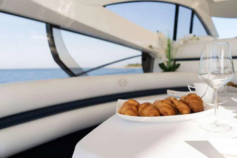 Sunseeker Predator 68, flybridge — Saint Tropez Yacht Rental, Saint-Tropez. Sunseeker Predator 68 — 20m