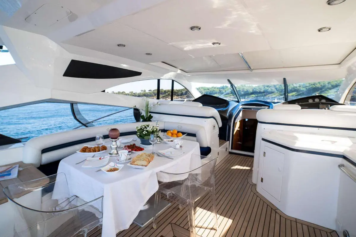 Sunseeker Predator 68, extérieur — Saint Tropez Yacht Rental, Saint-Tropez. Sunseeker Predator 68 — 20m