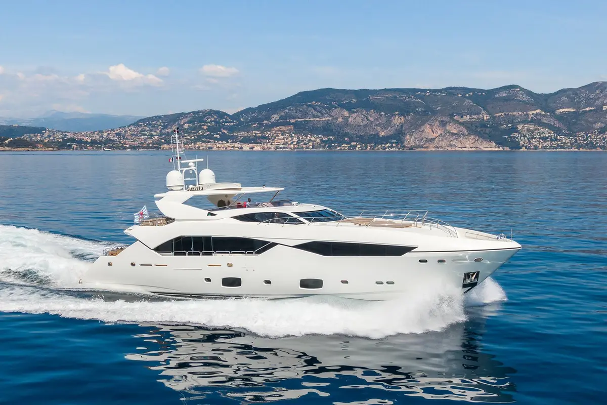 Sunseeker 115, extérieur — Saint Tropez Yacht Rental, Saint-Tropez. Sunseeker 115 — 35m