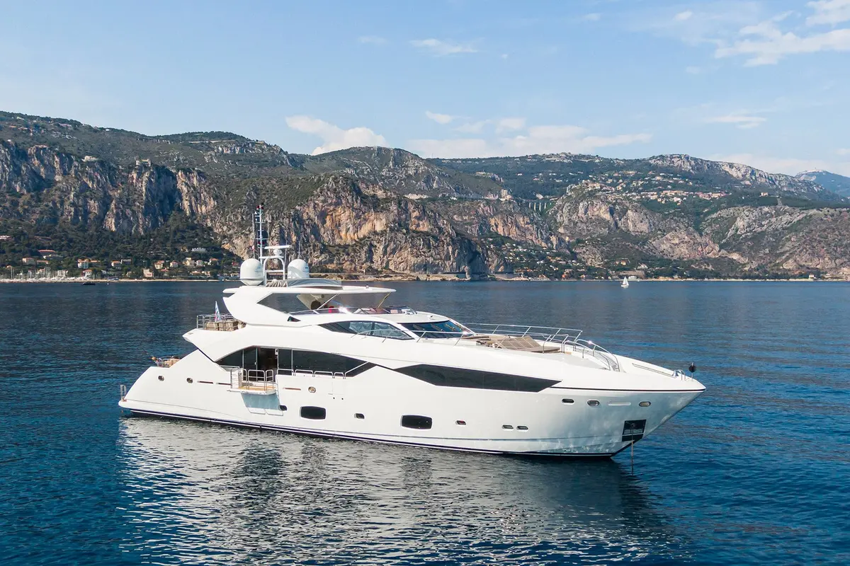 Sunseeker 115, pont principal — Saint Tropez Yacht Rental, Saint-Tropez. Sunseeker 115 — 35m
