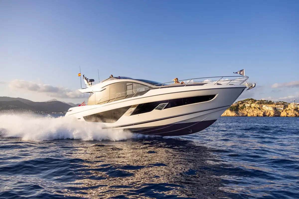 Sunseeker 65 Sport, extérieur — Saint Tropez Yacht Rental, Saint-Tropez. Sunseeker 65 Sport — 20m