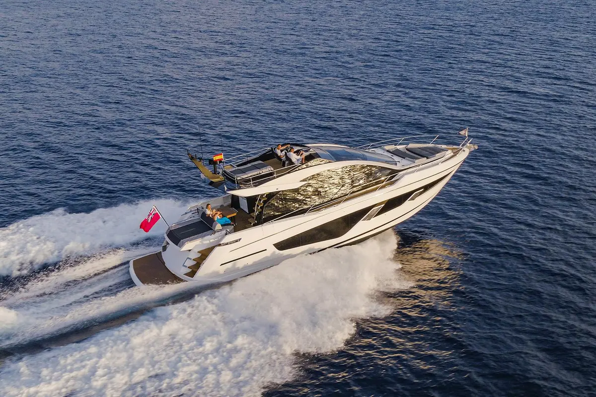 Sunseeker 65 Sport, pont principal — Saint Tropez Yacht Rental, Saint-Tropez. Sunseeker 65 Sport — 20m