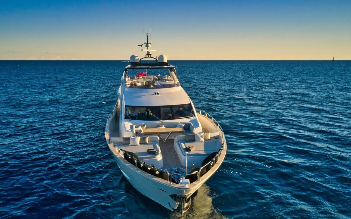 Sunseeker 95, pont principal — Saint Tropez Yacht Rental, Saint-Tropez. Sunseeker 95 — 29m