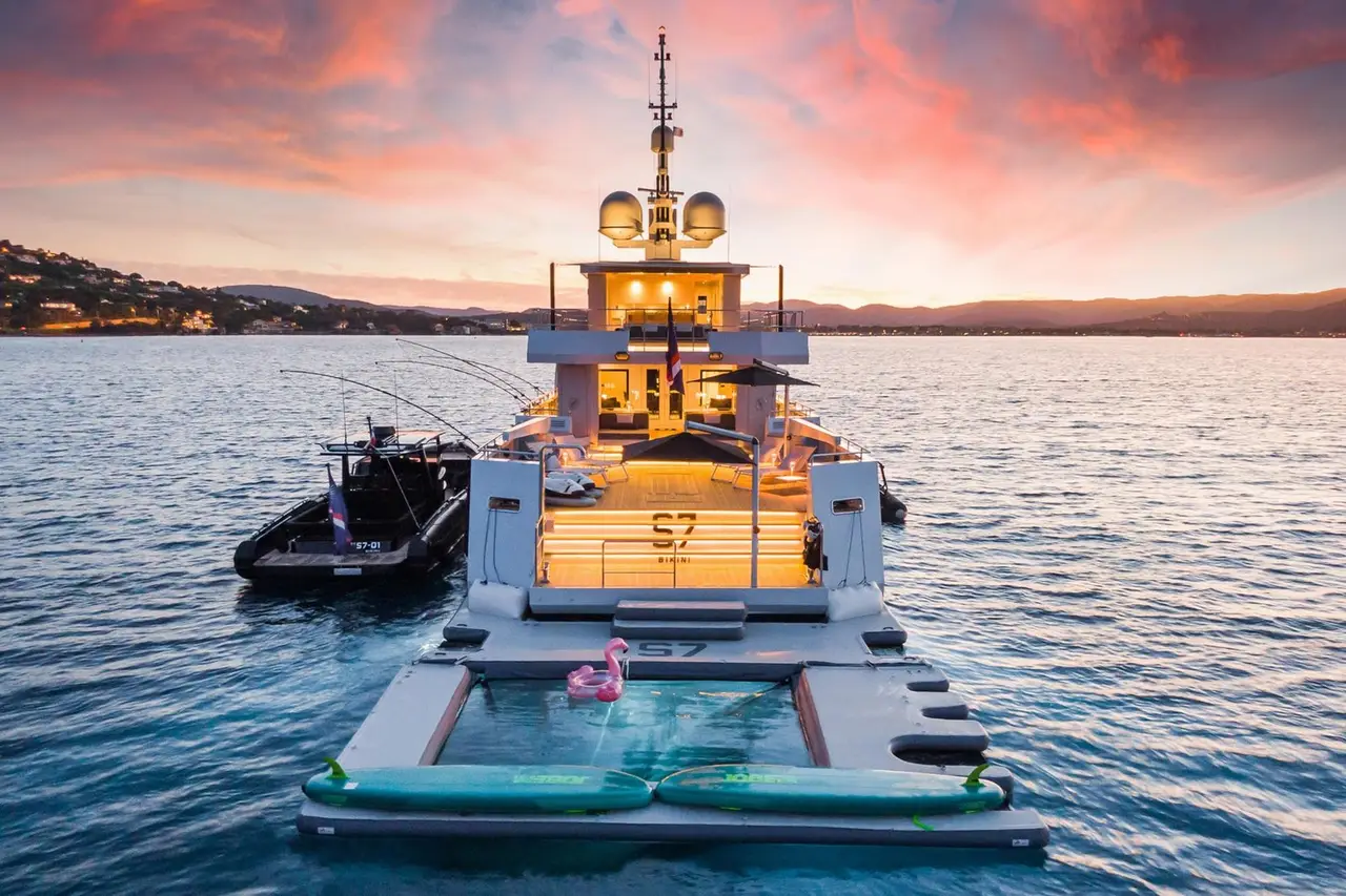 Tansu 40m, pont principal — Saint Tropez Yacht Rental, Saint-Tropez. Tansu 40m — 40m