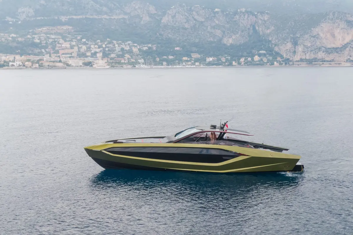 Lamborghini 63, pont principal — Saint Tropez Yacht Rental, Saint-Tropez. Lamborghini 63 — 20m