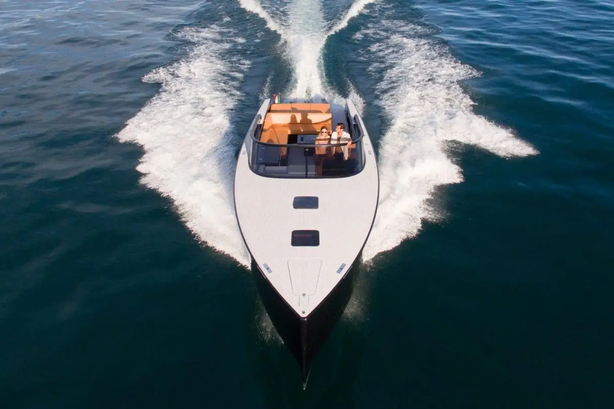 VanDutch 40, pont principal — Saint Tropez Yacht Rental, Saint-Tropez. VanDutch 40 — 12m