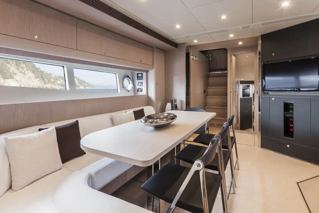 Virtus 63, cabine principale — Saint Tropez Yacht Rental, Saint-Tropez. Virtus 63 — 19m