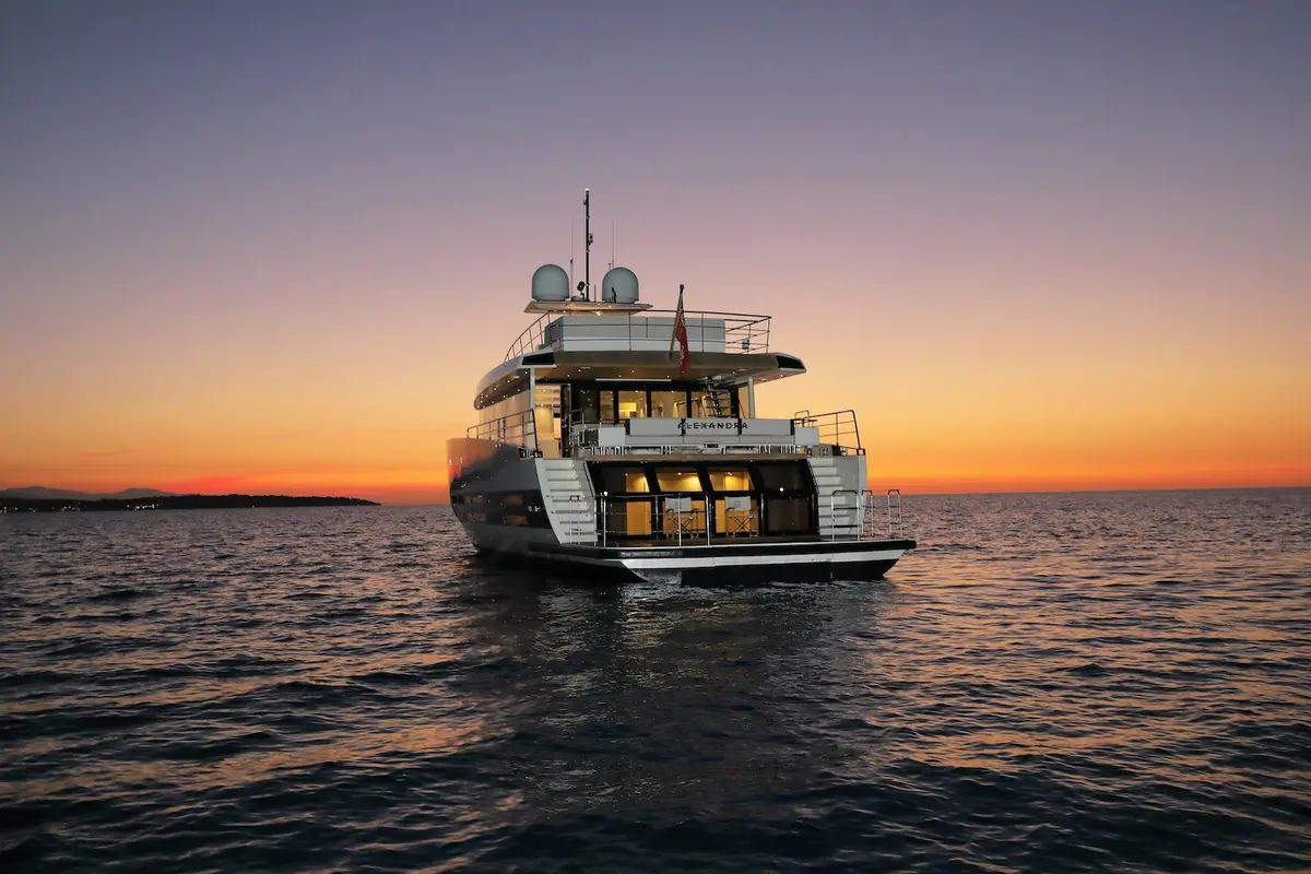 WallyAce 26, cabine principale — Saint Tropez Yacht Rental, Saint-Tropez. WallyAce 26 — 26m